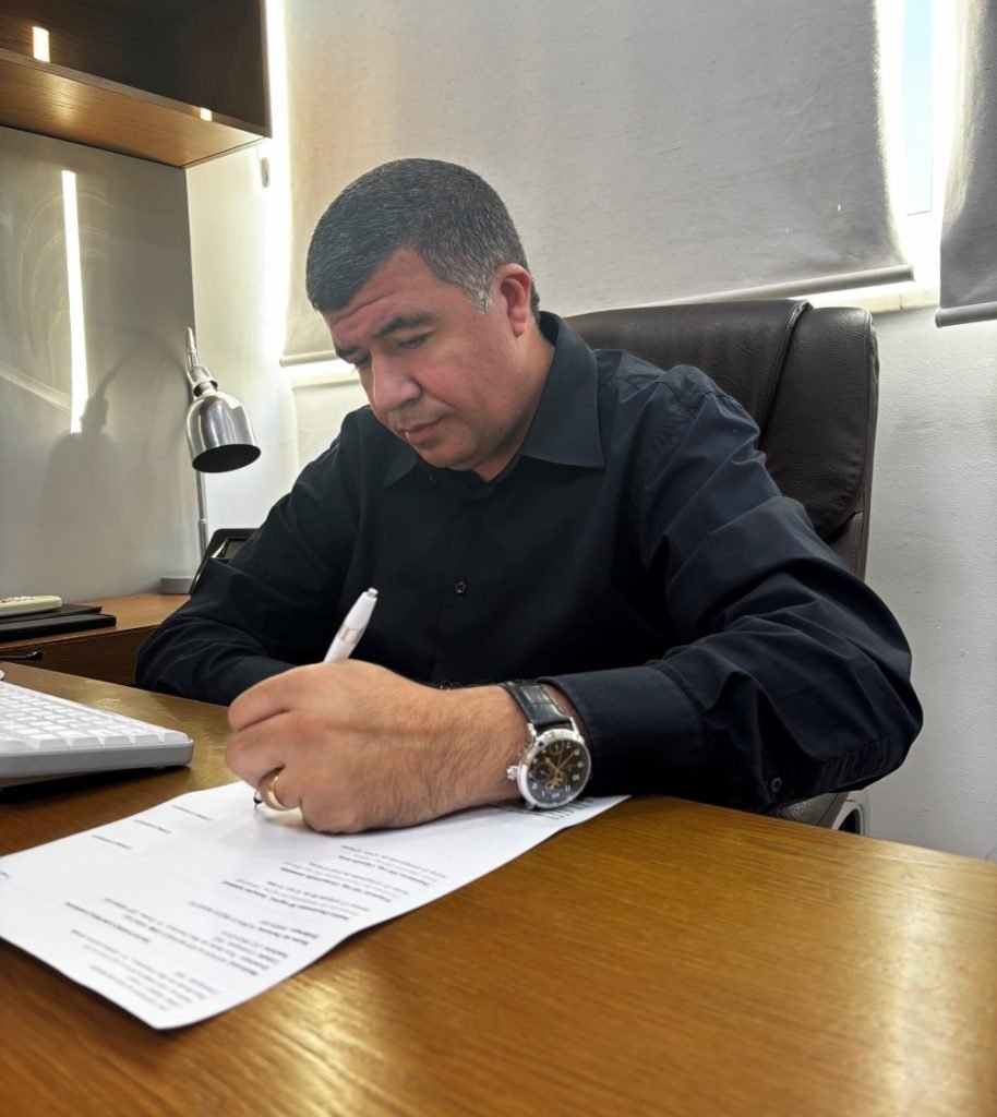 Dr. Kiffer Alves Moraes registrando o atendimento no consultório