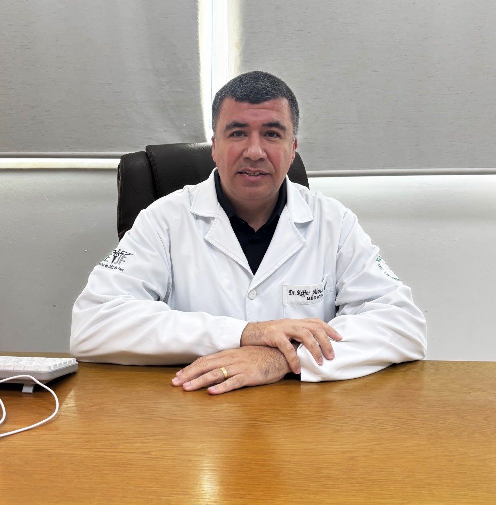 Dr. Kiffer Alves Moraes, médico da saúde mental, no consultório