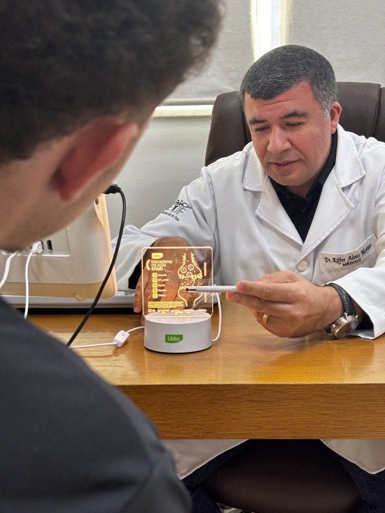 Dr. Kiffer Moraes explicando o mecanismo de ação de uma medicação