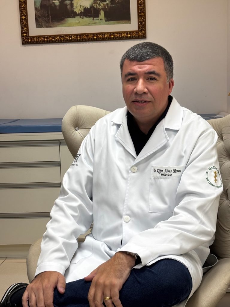 Dr. Kiffer Alves Moraes durante atendimento no consultório