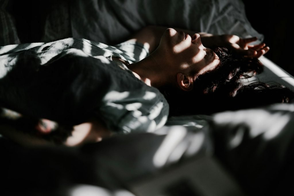 Pessoa deitada na cama acordada durante a noite
