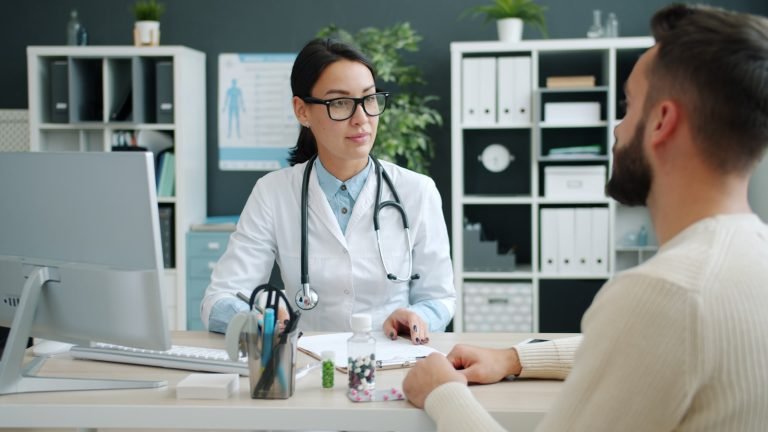 Médica ouvindo o paciente em consulta de retorno no consultório